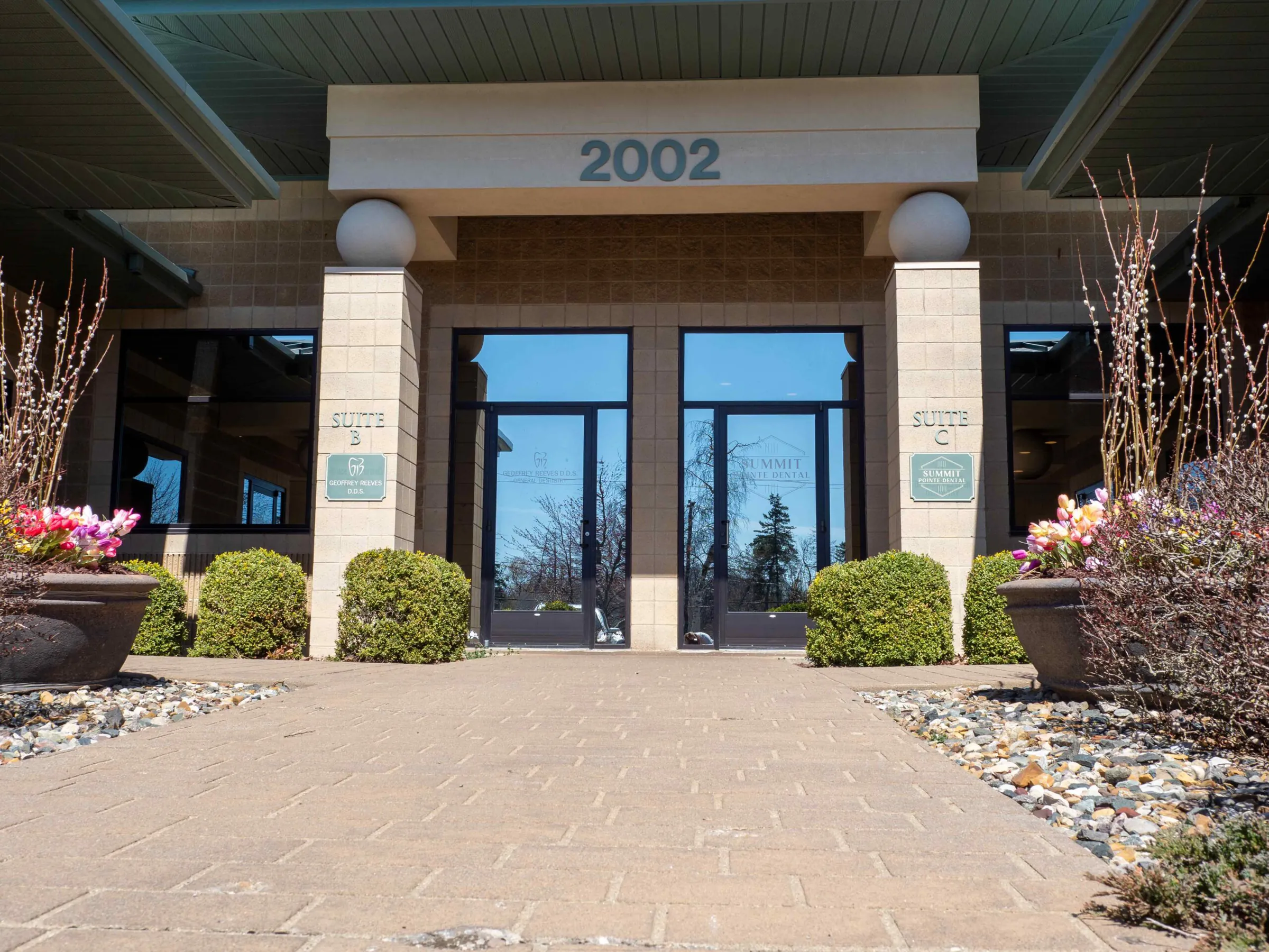 The front of the Summit Pointe Dental building at 2002 Spring Arbor Road