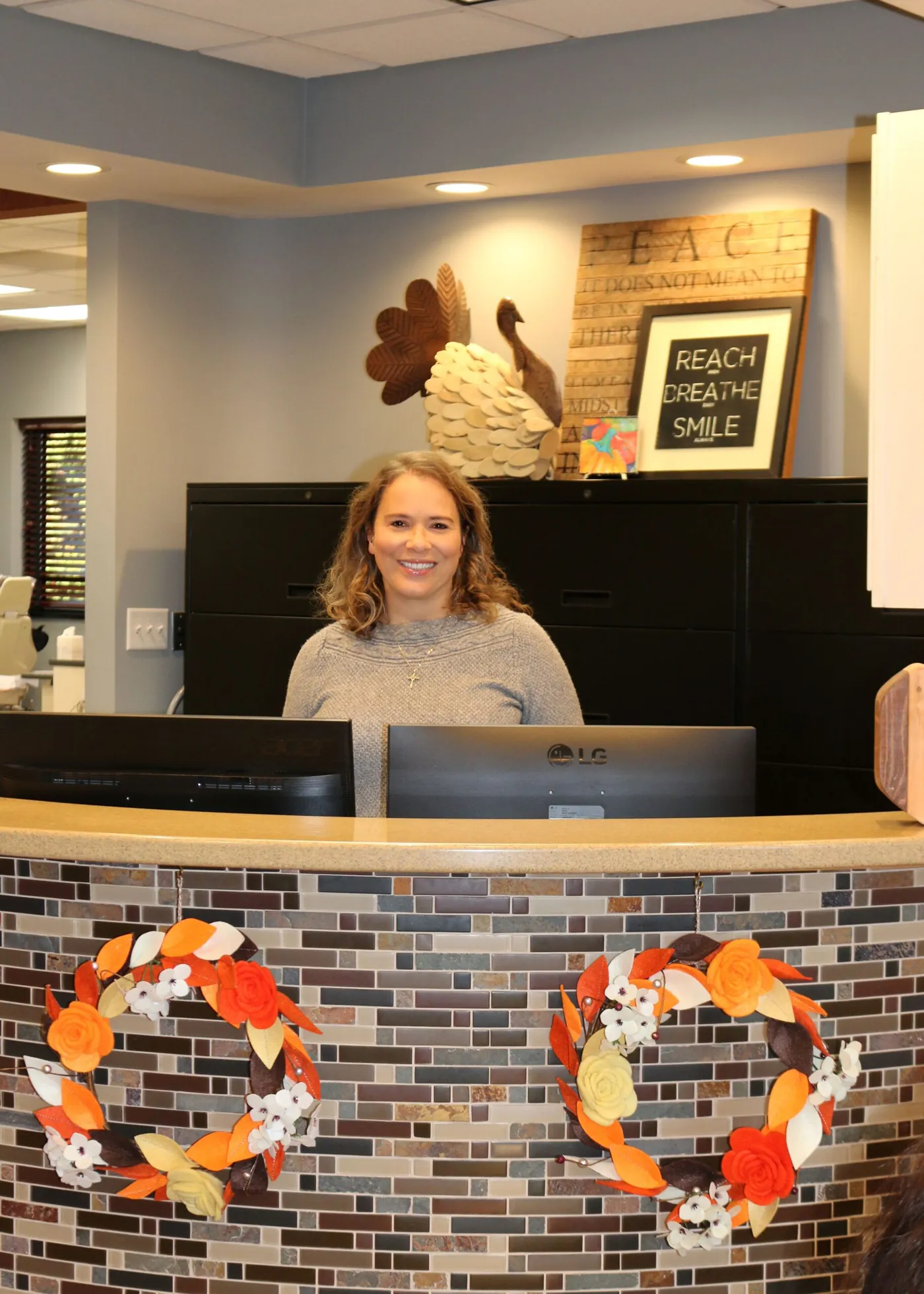A team member at the Summit Pointe Dental front desk